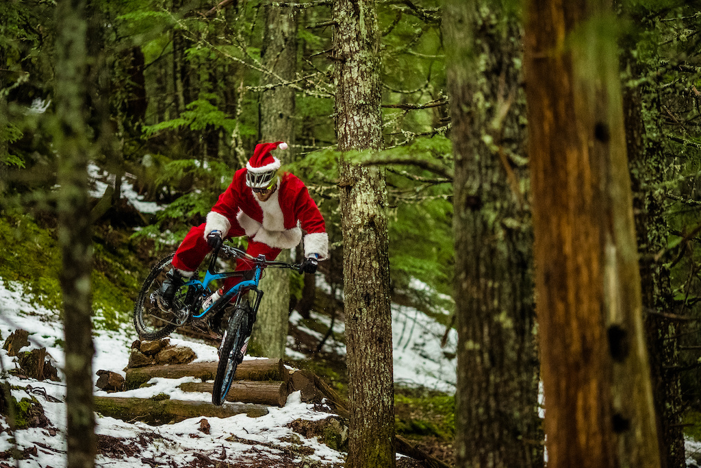 santa-shredding-giant-bicycles.jpg