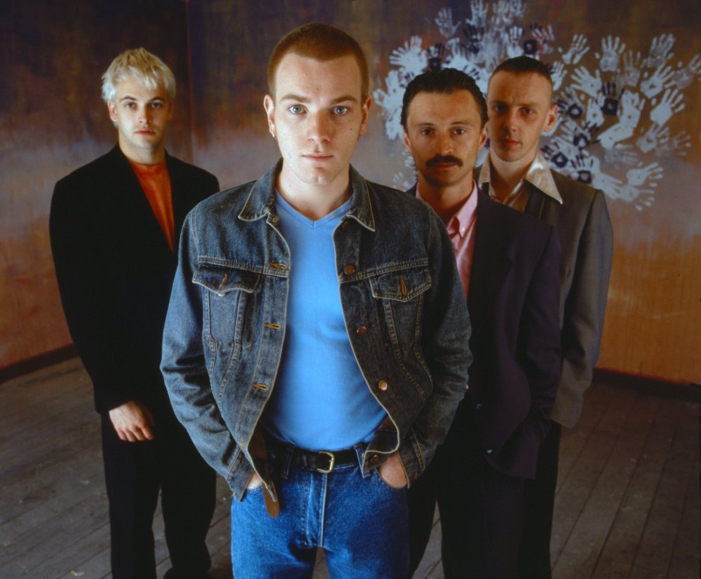 trainspotting-1996-004-ewan-mcgregor-others-facing-camera-in-room-00m-xm5.jpg